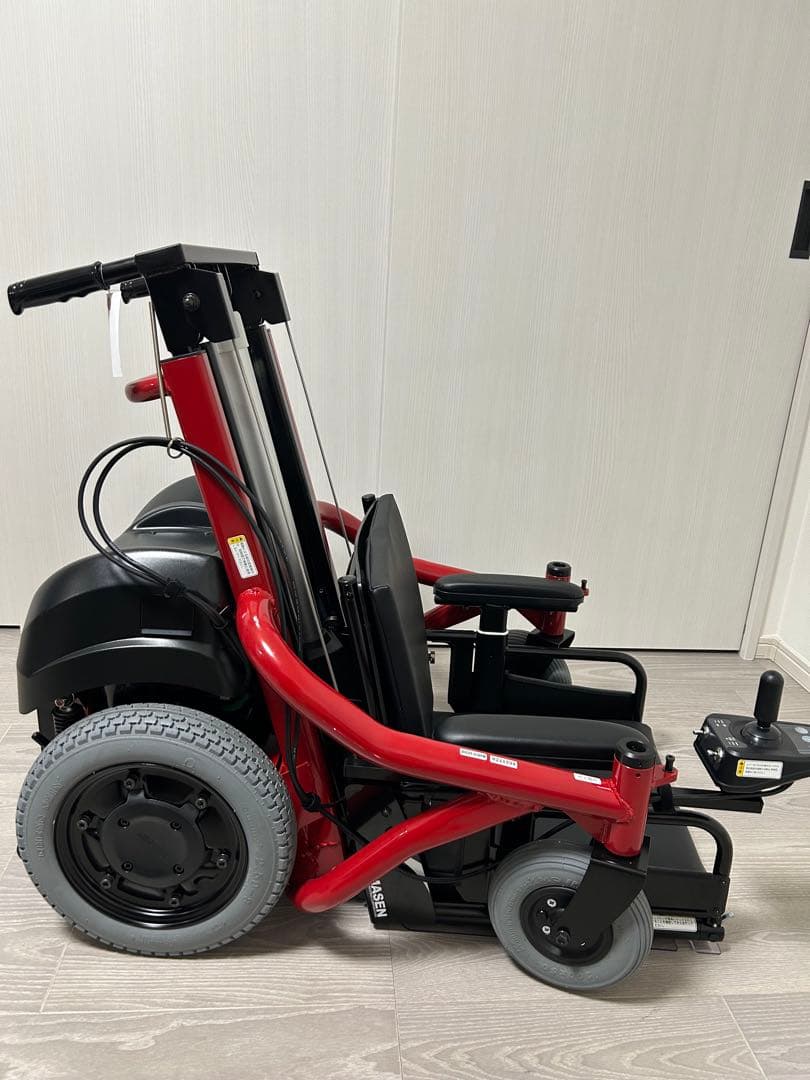 赤と黒の電動車椅子　（リフト） 電動車いす製作事例：息だけで全部操作できる車いす | 株式会社コボリン
