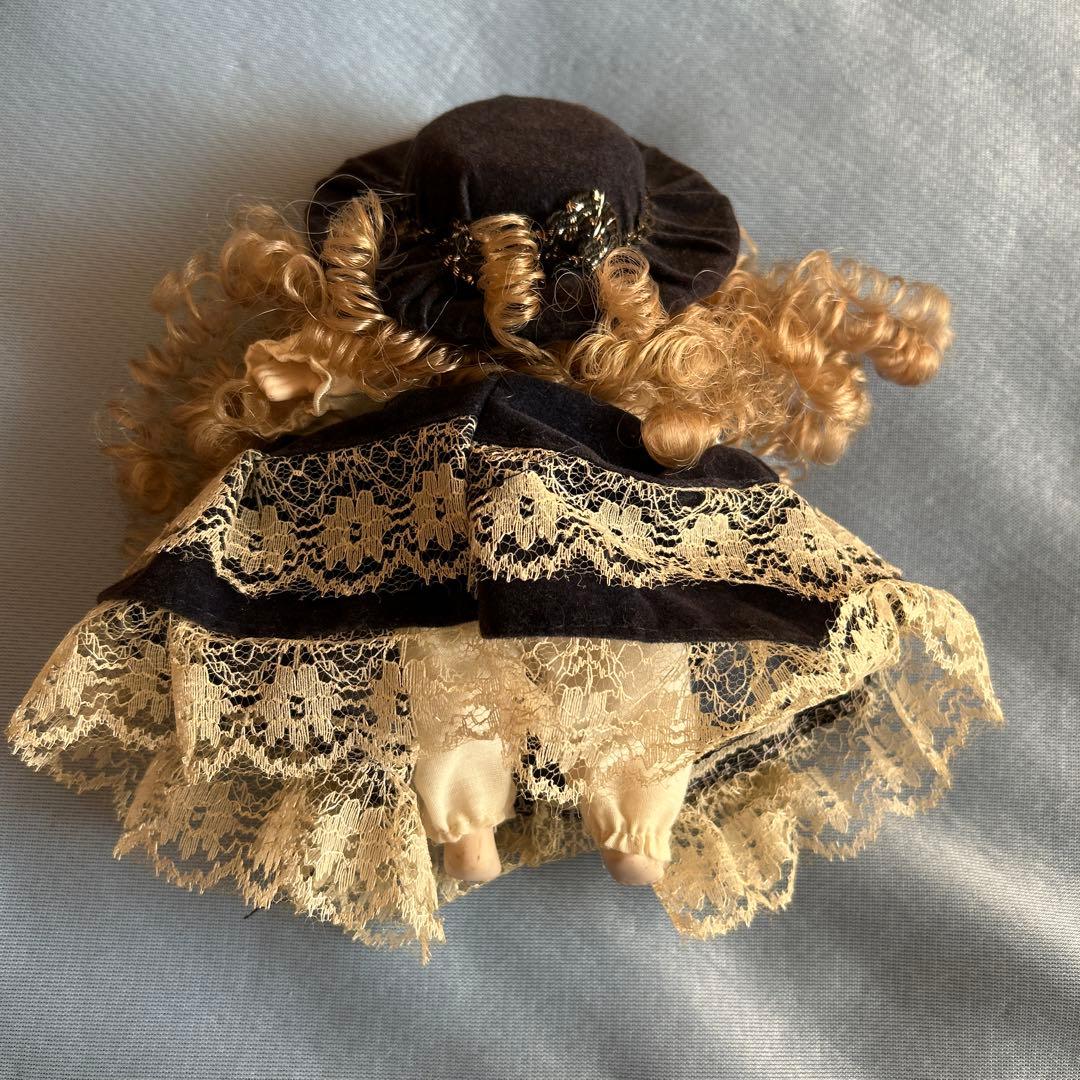 レース装飾のドール