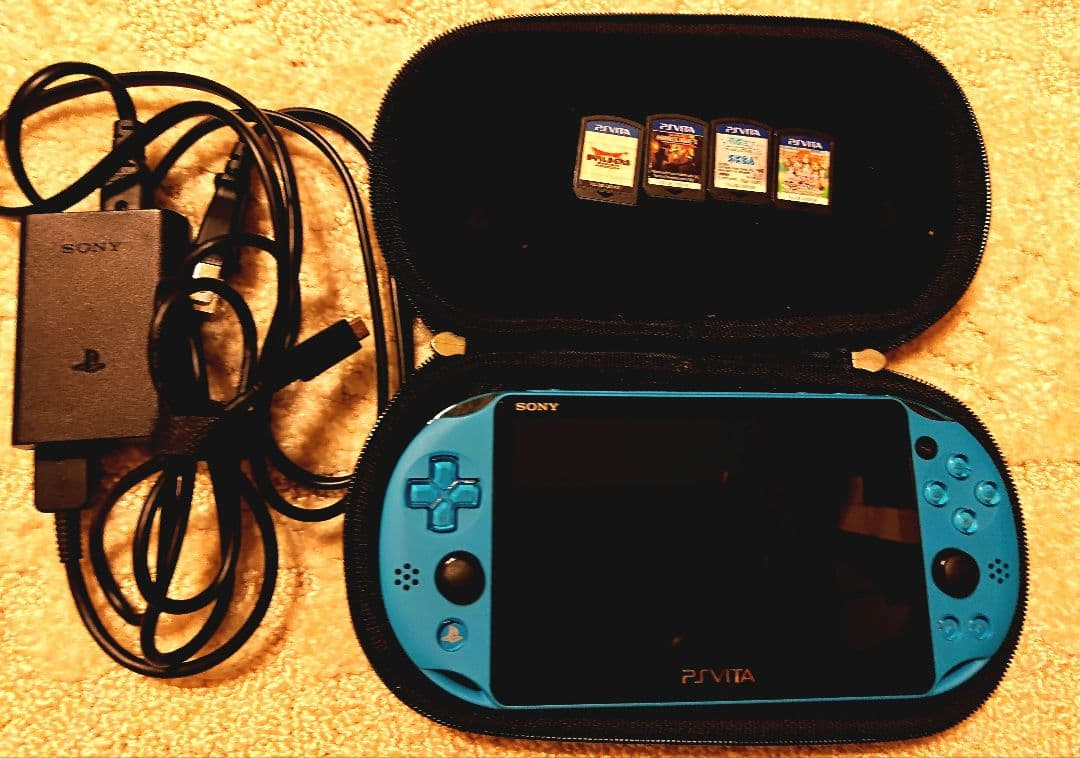 PS Vita 本体 青色 メモリーカード・充電器・ケース・おまけソフト付き