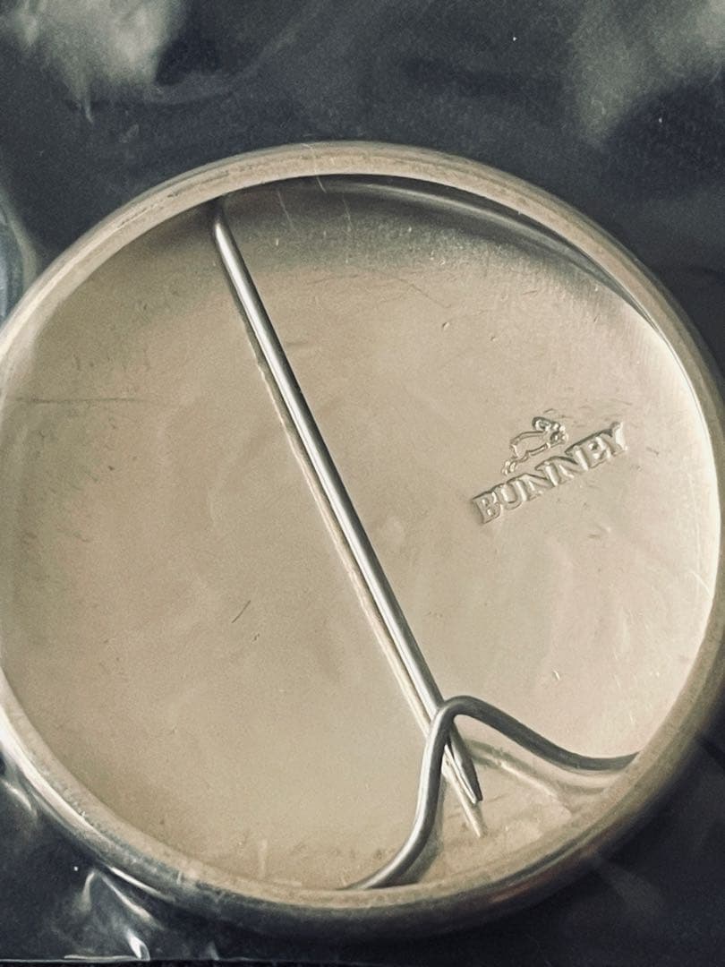 ひ*ー様 undercover bunny シルバー バッジ - メルカリ