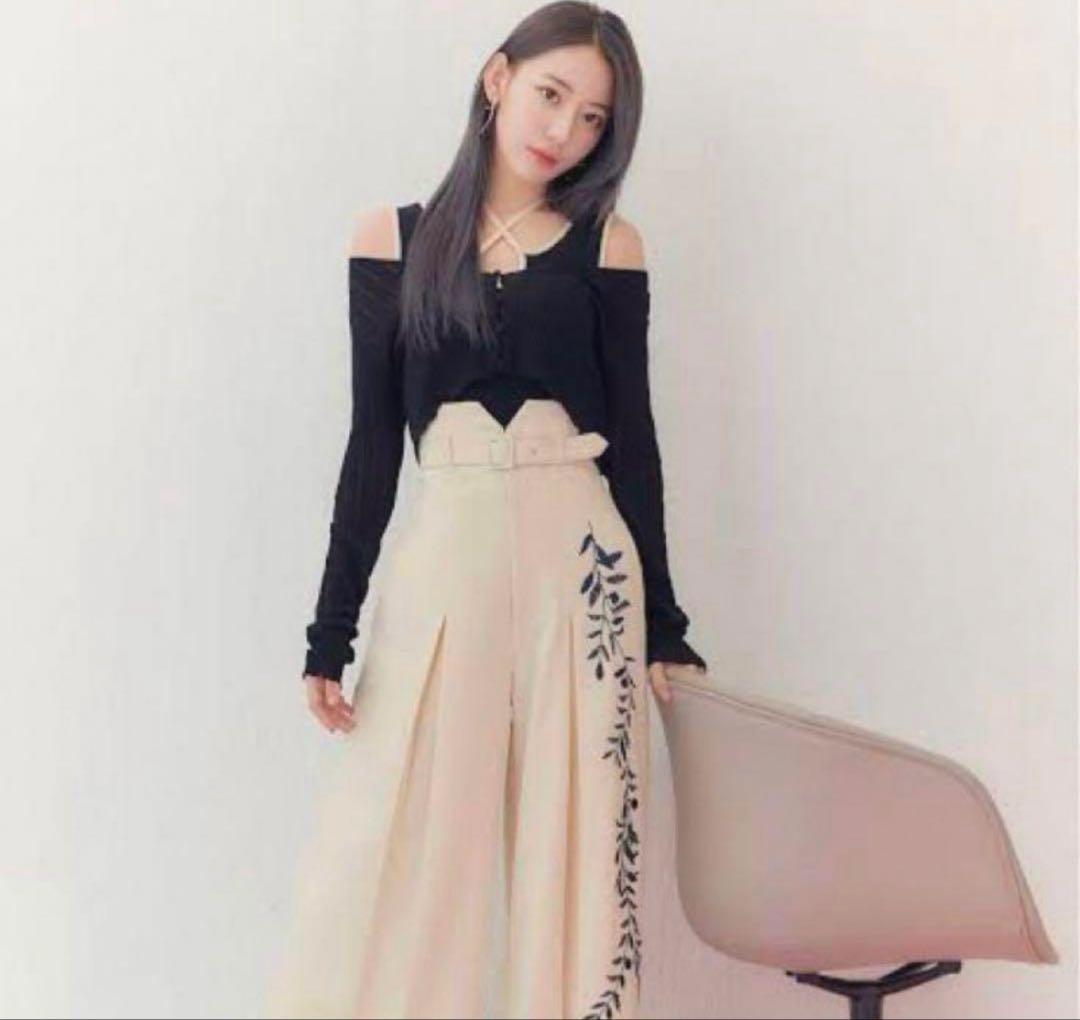 宮脇咲良着用】Lily brown 刺繍ハイウエストタックパンツ - メルカリ