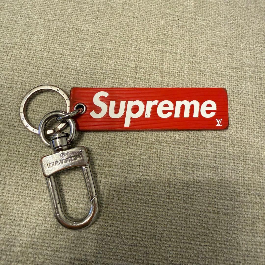 Louis Vuitton Supreme キーホルダー Supreme x Louis Vuitton logo-detail Keychain | Red | FARFETCH CA