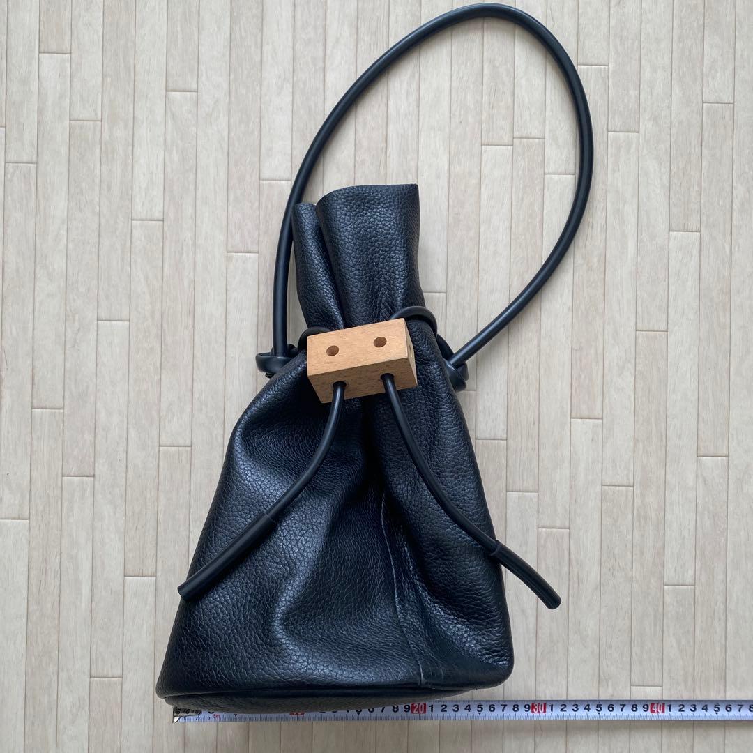 BUILDING BLOCK ブラック レザー バケツ バッグ Building Block | Bucket in Pebbled Black