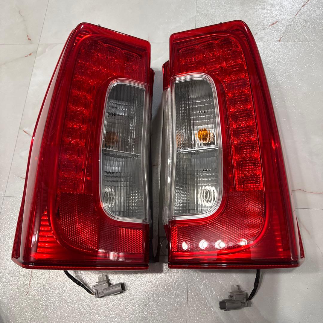 LA600S タント テールランプ 左右セット ダイハツ 純正 タント 《 LA600S 》 左テールランプ 81560-B2690