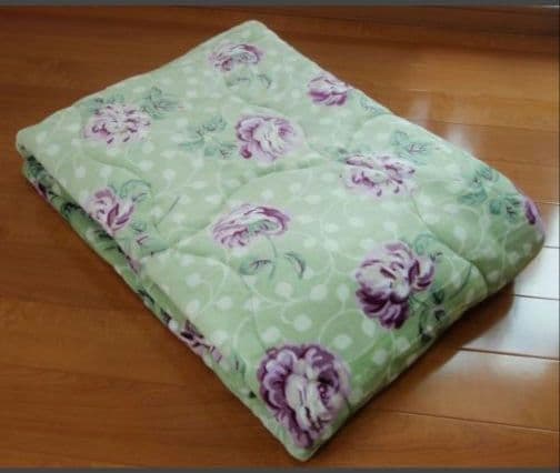 西川合繊肌掛け布団、サンダーソン、かわいいバラ柄、グリーン系