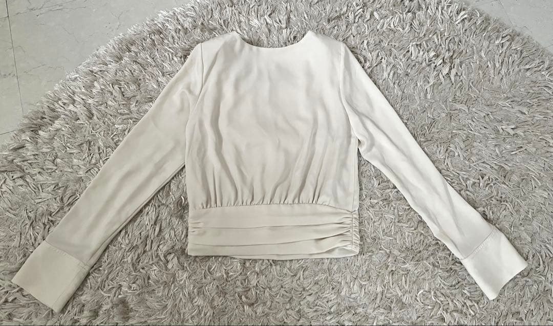 anuans パウダーサテンドレープトップス 2025AW - メルカリ