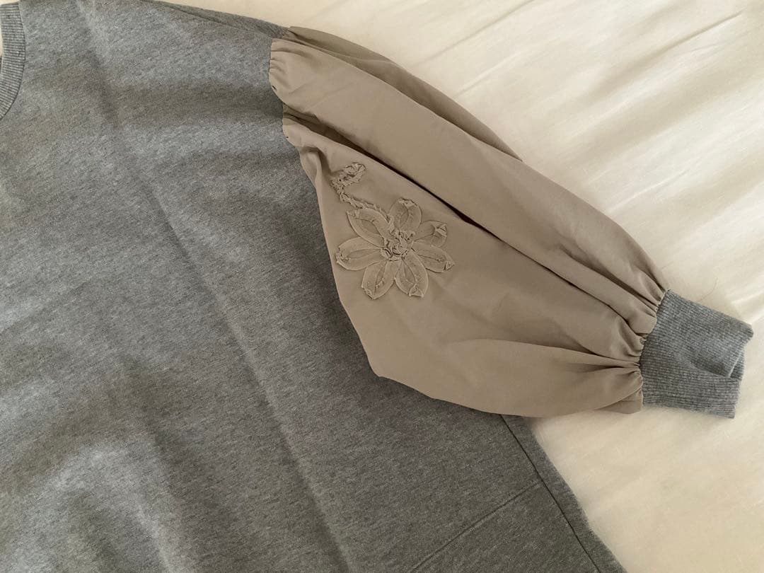 ビアズリー 花刺繍袖パフトレーナースエット - メルカリ