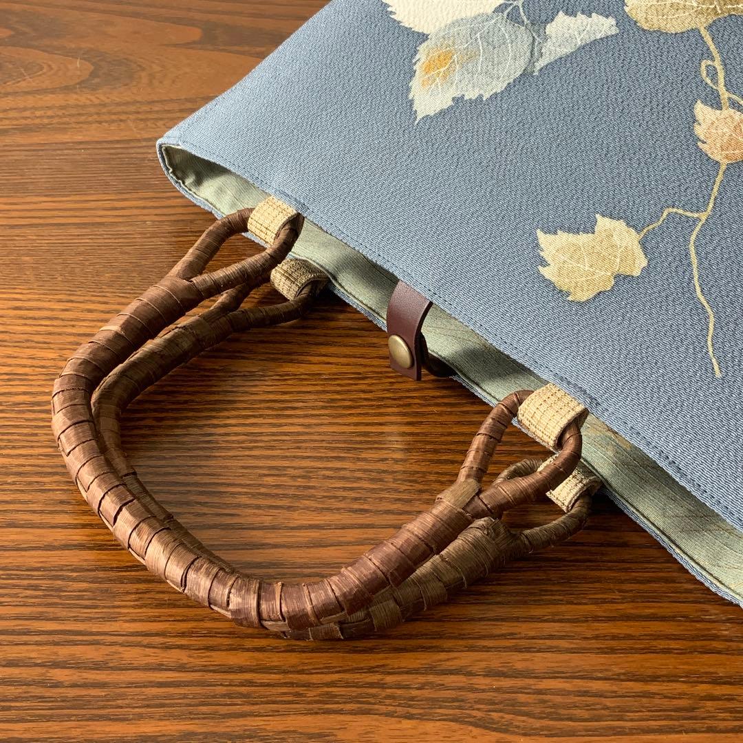 鬼しぼ縮緬 薄縹色に手描きの葉文 リメイク 胡桃皮ハンドルバッグ 浅型