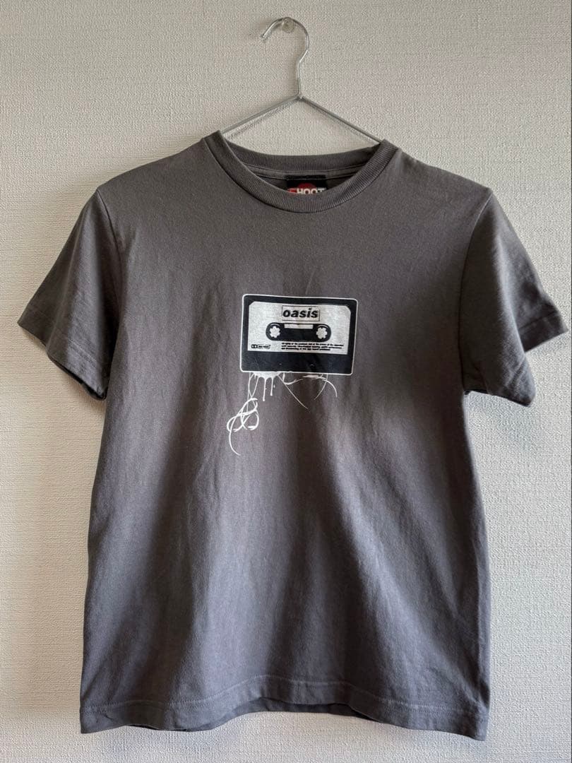 祝！来日公演！Oasis カセットテープ Tシャツ グレー 希少⭐︎Oasis カセットテープ プリント バンド Tシャツ グレー M