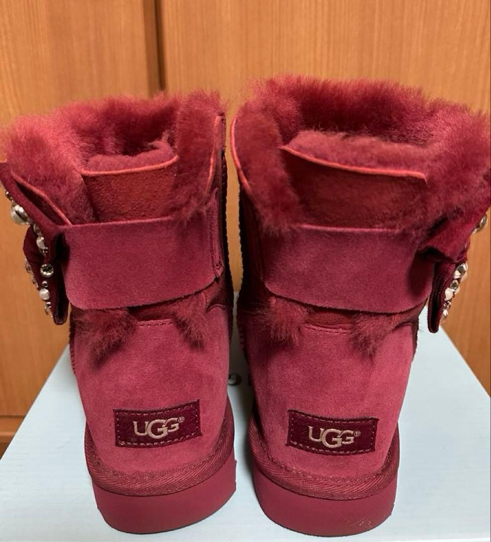 UGG バーガンディ ムートンブーツ リボン付き 美品 - メルカリ