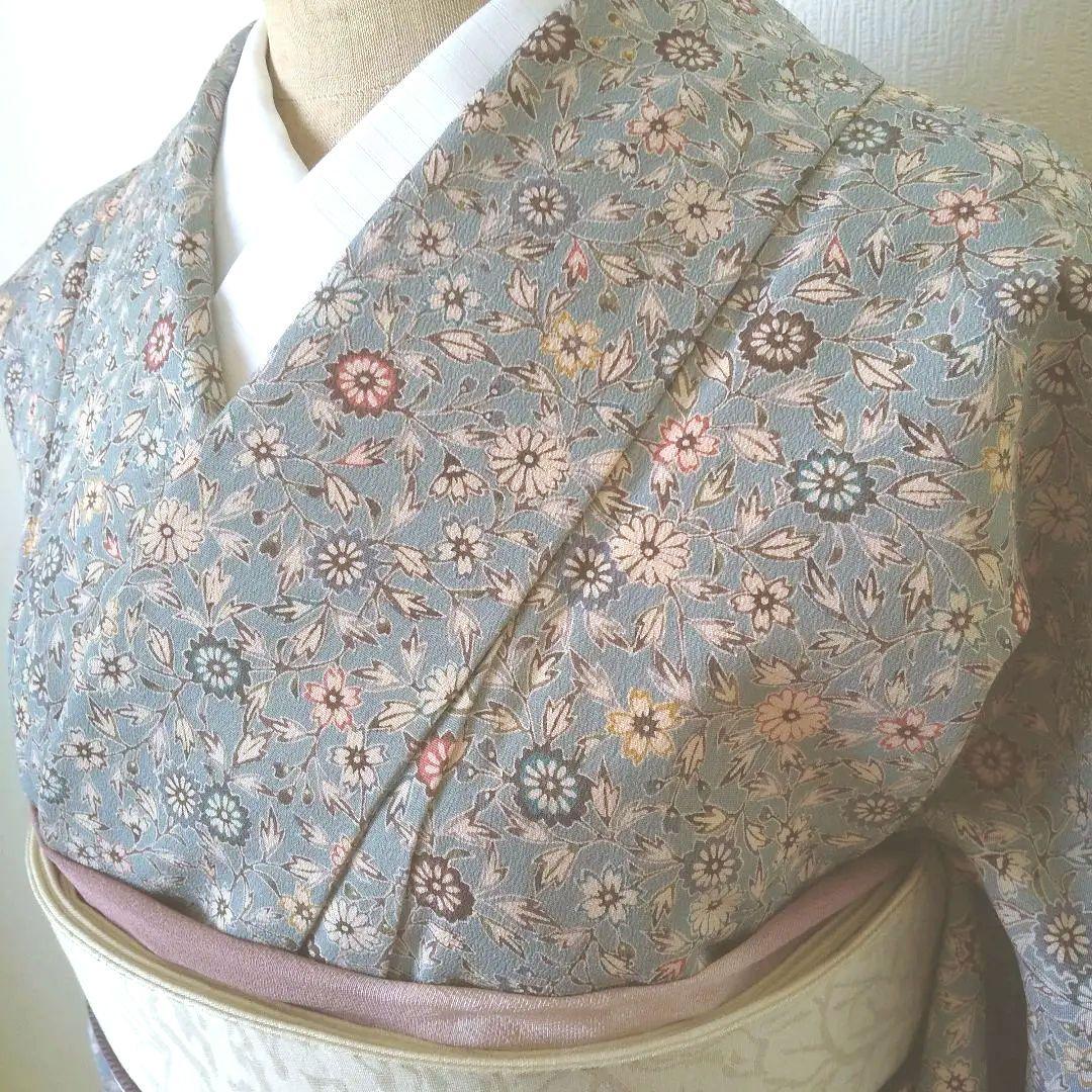 さんび誂製】上質化繊・小紋・小花柄・くすみ水色系・袷・美品 - メルカリ