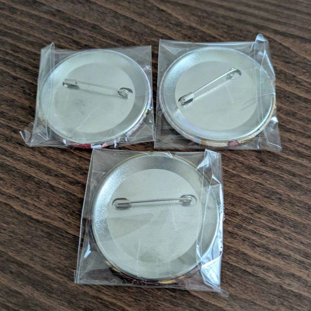 メメントリ】そろもん 等身・デフォ・腐れ縁 缶バッジ3点セット - メルカリ