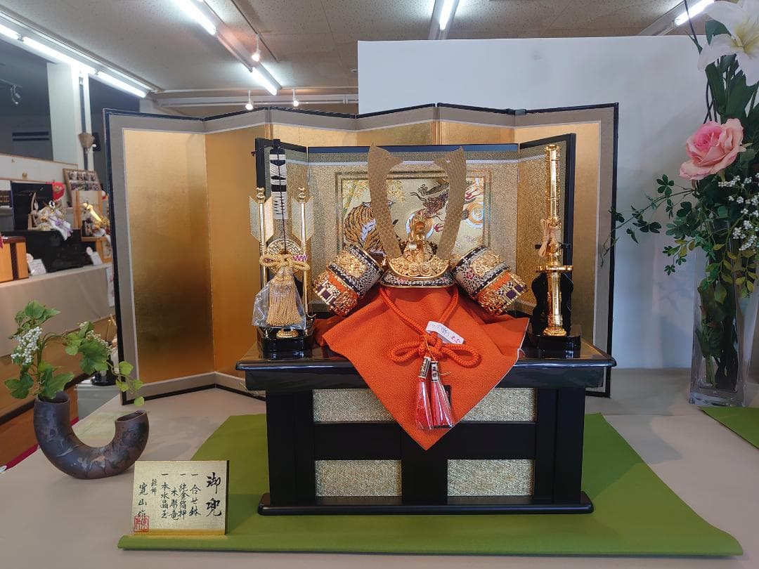 ●チコ●五月人形セット●正絹縅の金兜　彫金龍虎図収納飾り　赤茶色屏風台付 五月人形 紫10号兜龍虎赤溜収納飾り | iichi 日々の暮らしを心地よく