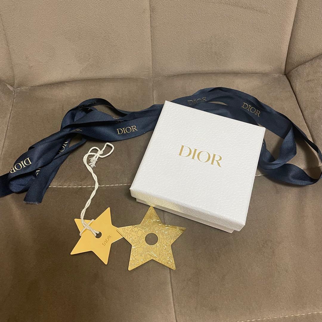 Dior ギフトボックス ホワイト＆リボン、チャーム2つ - メルカリ