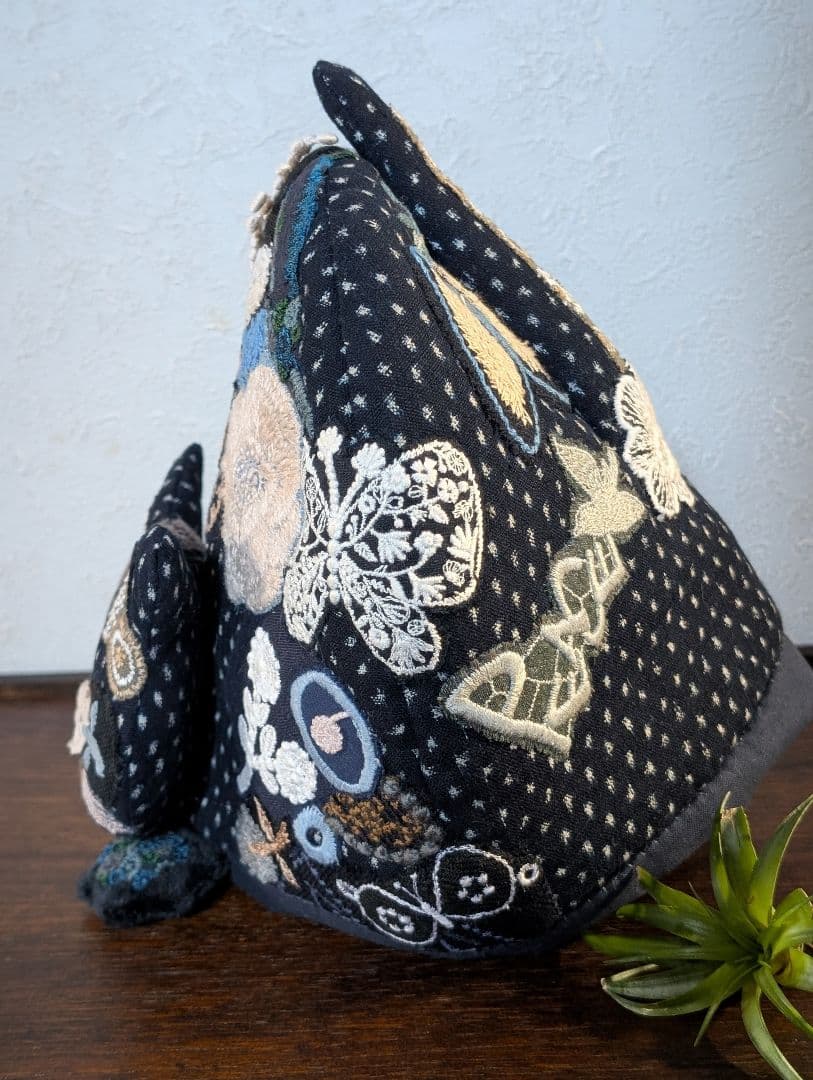 狙われて嬉しい・仔猫ポットコジー《雪ん子・ゆきちゃん》古布　藍染　ミナペルホネン