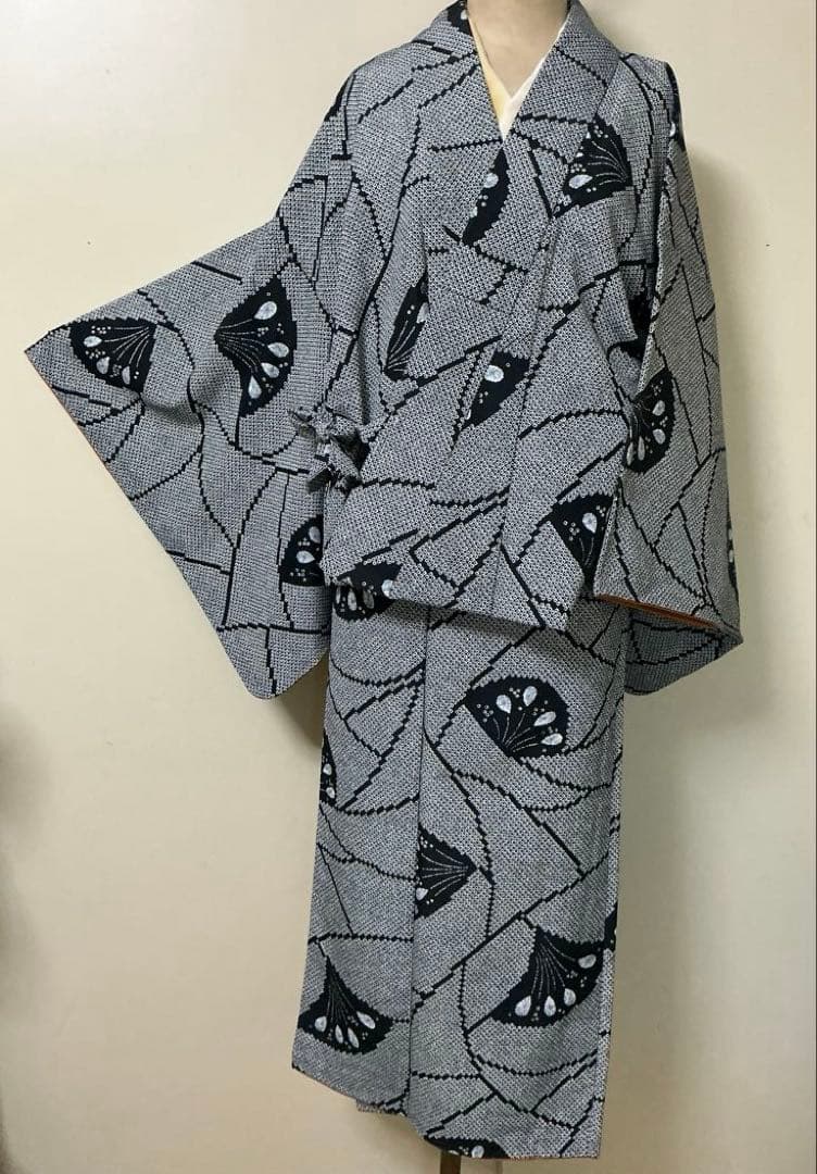 蝶模様絞り柄の小紋着物から　二部式お着物 お仕立付き・袷】都粋オリジナル 東レシルジェリー 刺繍小紋(蝶：浅紫