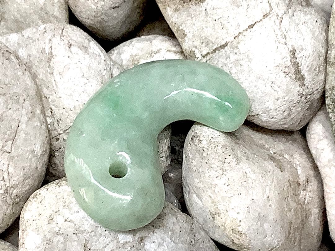 ✳極上高額翡翠勾玉‼️ 糸魚川翡翠ジェダイト 本物の守護石お守り 鑑別書付