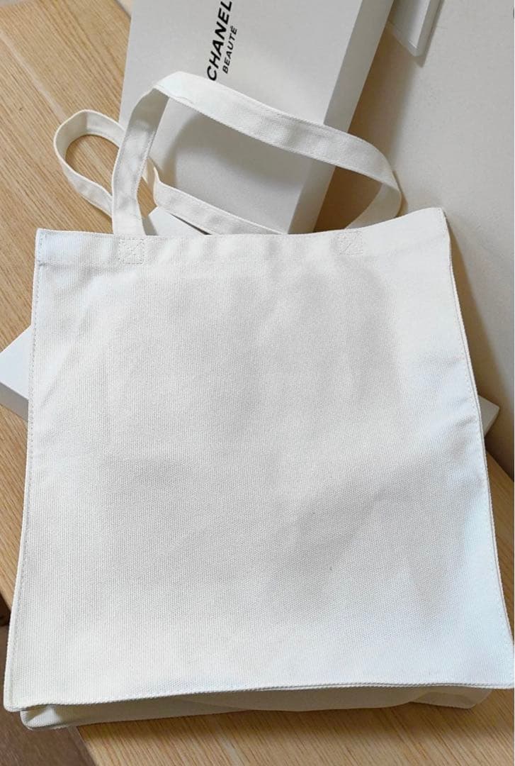 CHANELノベルティトートバッグ ホワイト ポケット付き - メルカリ