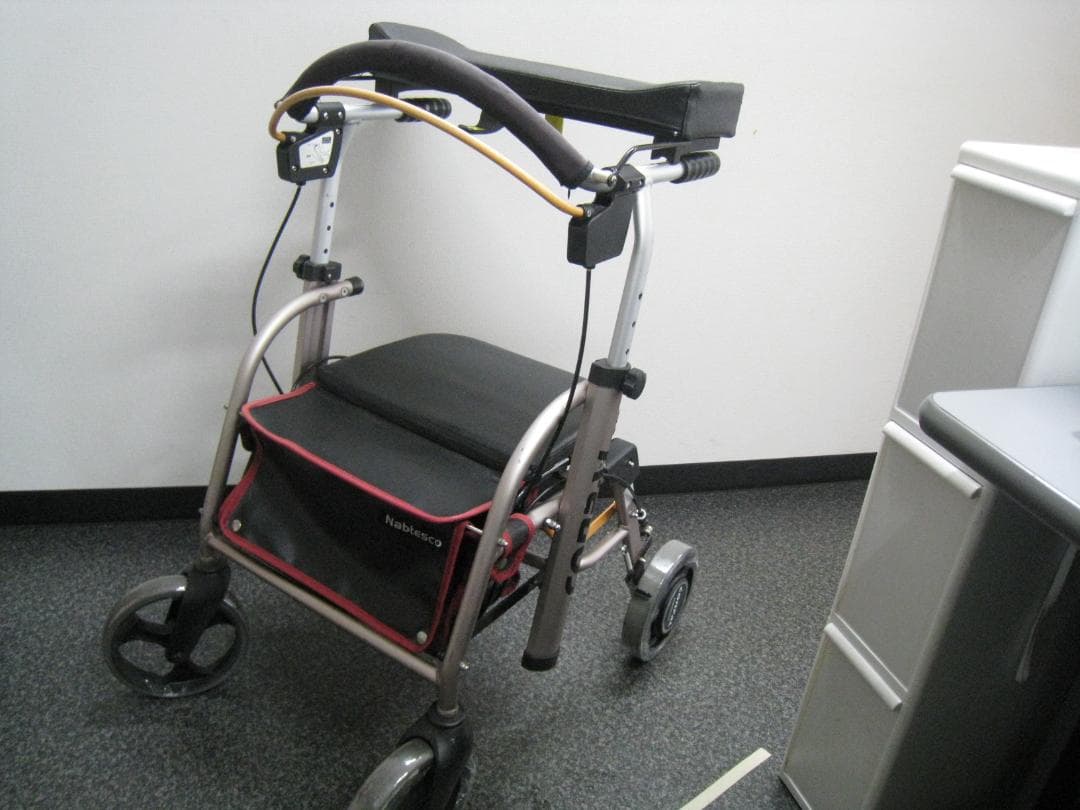 【送料無料】ナブテスコ 前腕支持型歩行車 REHAMO コンパル抑速ブレーキ 前腕支持型歩行車 REHAMO(リハモ)抑速ブレーキなし(パープル)｜BASE