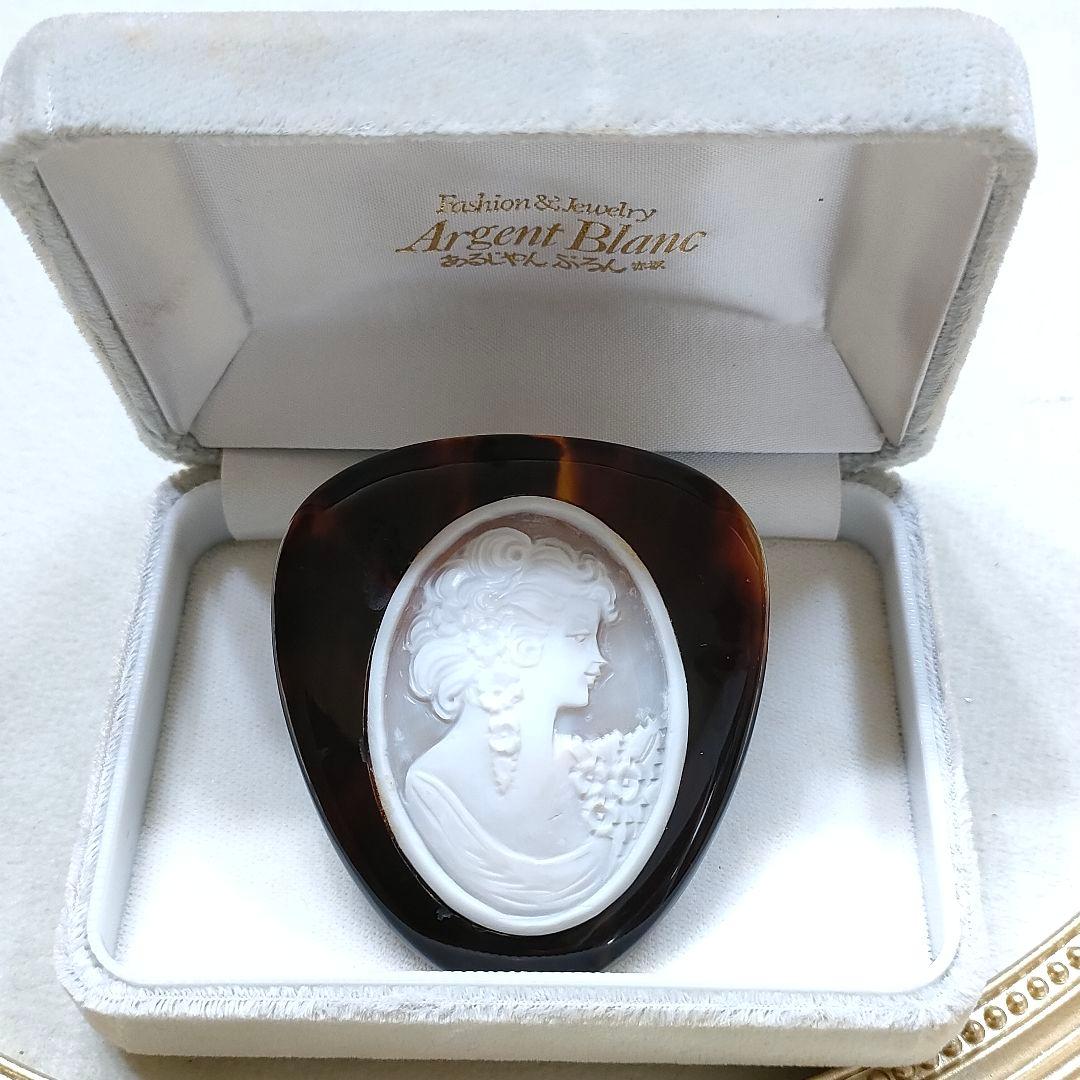 2AE82　本べっ甲鼈甲　カメオ　ブローチ　ペンダントトップ　美品 本べっ甲とシェルカメオの大きな手彫りブローチ兼ペンダント