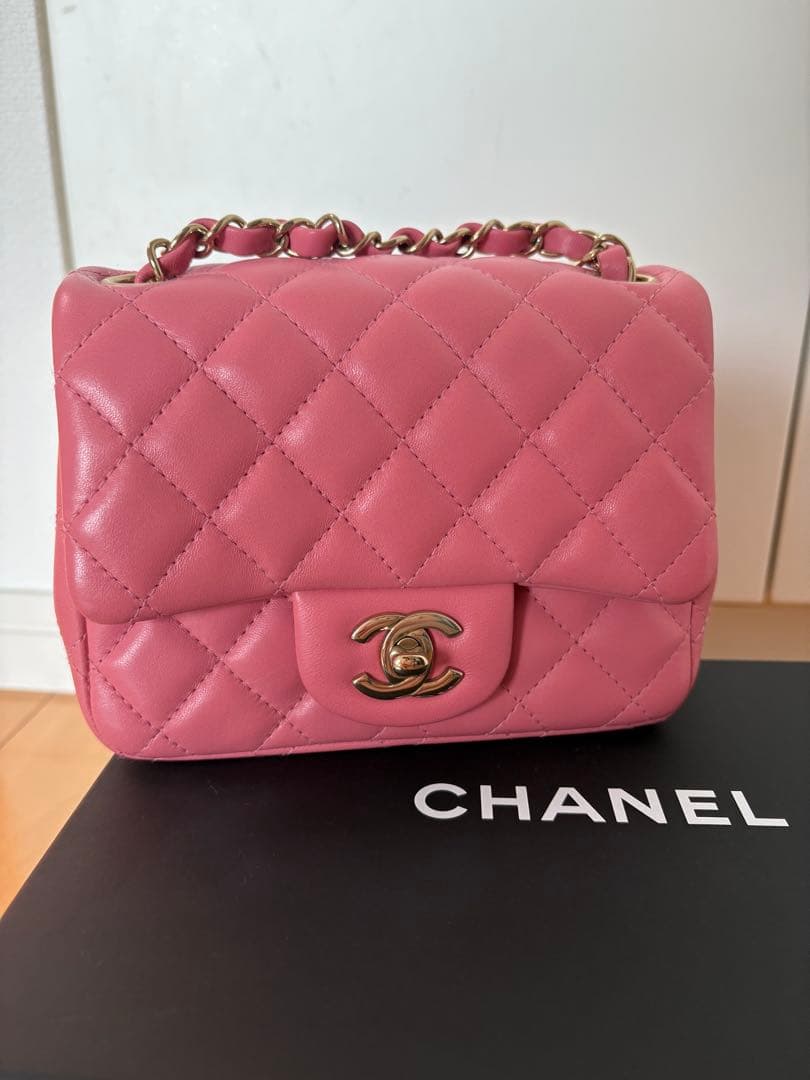 ジ*ー様 極美品 CHANEL ミニマトラッセ ベイビーピンク すぐ届く！関税込 CHANEL シャネル ミニマトラッセ 国内発送 (CHANEL