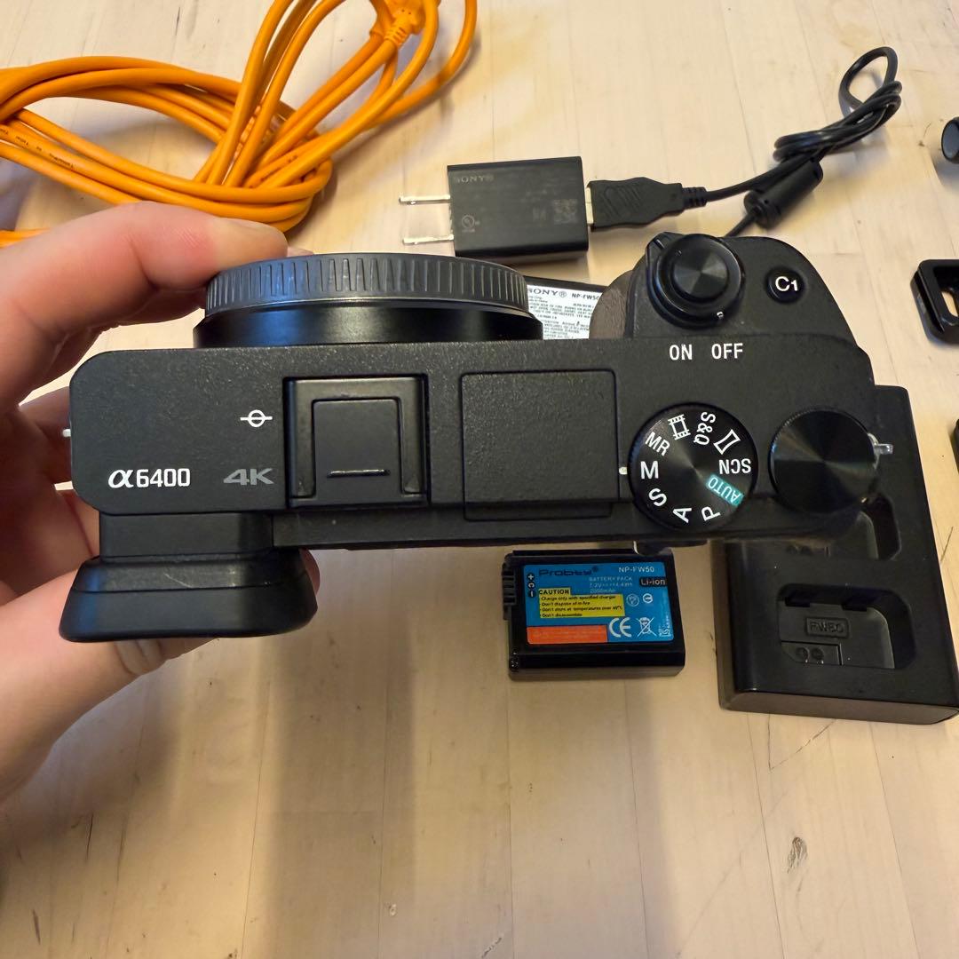 高級バッグ付）SONY α6400 ミラーレス一眼16-50mm ズームキット - メルカリ