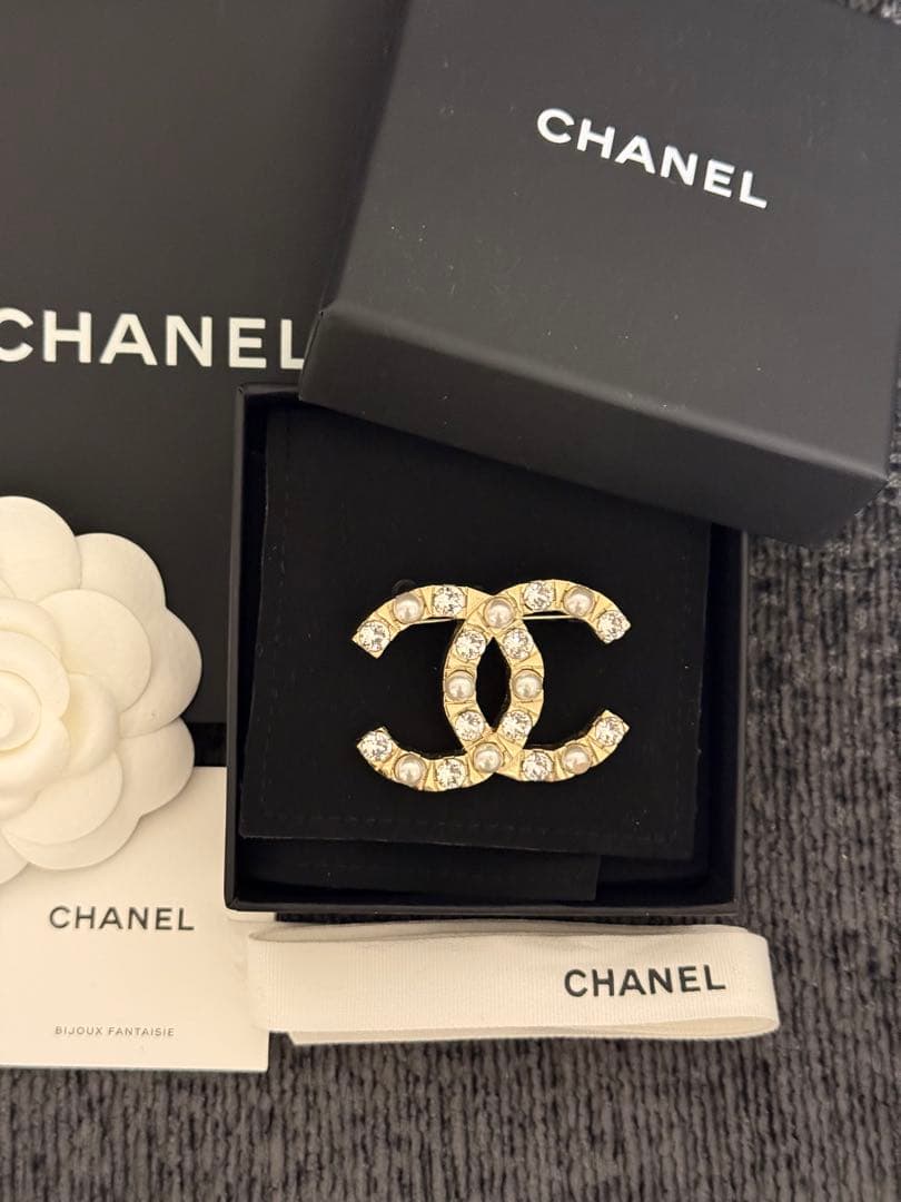CHANEL ブローチ　ゴールド　パール　正規品 CHANEL（シャネル） （新品・未使用品）シャネル ロゴ パール ブローチ