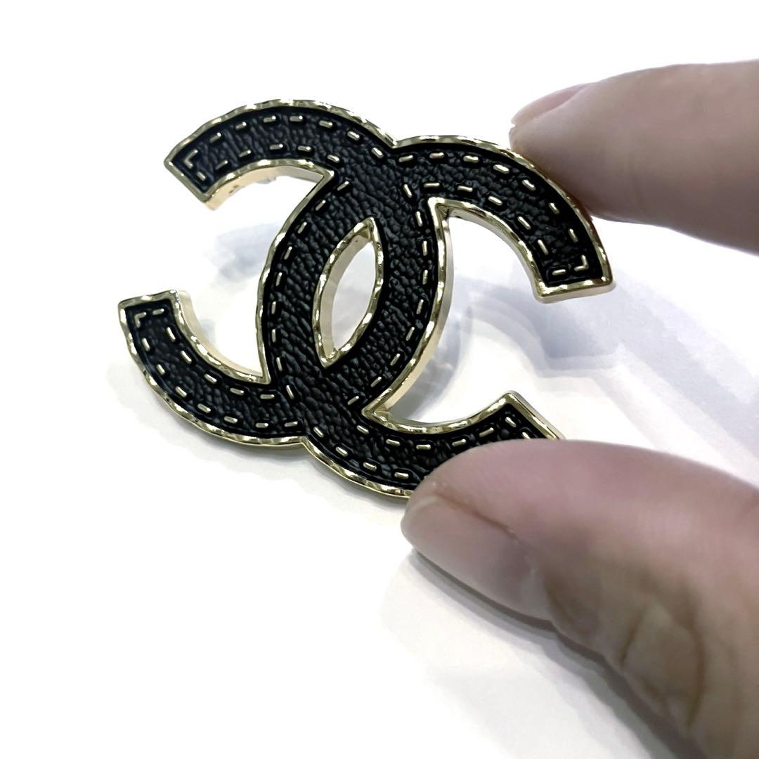 CHANEL シルバー ブラック CCロゴ ブローチ ノベルティ - メルカリ