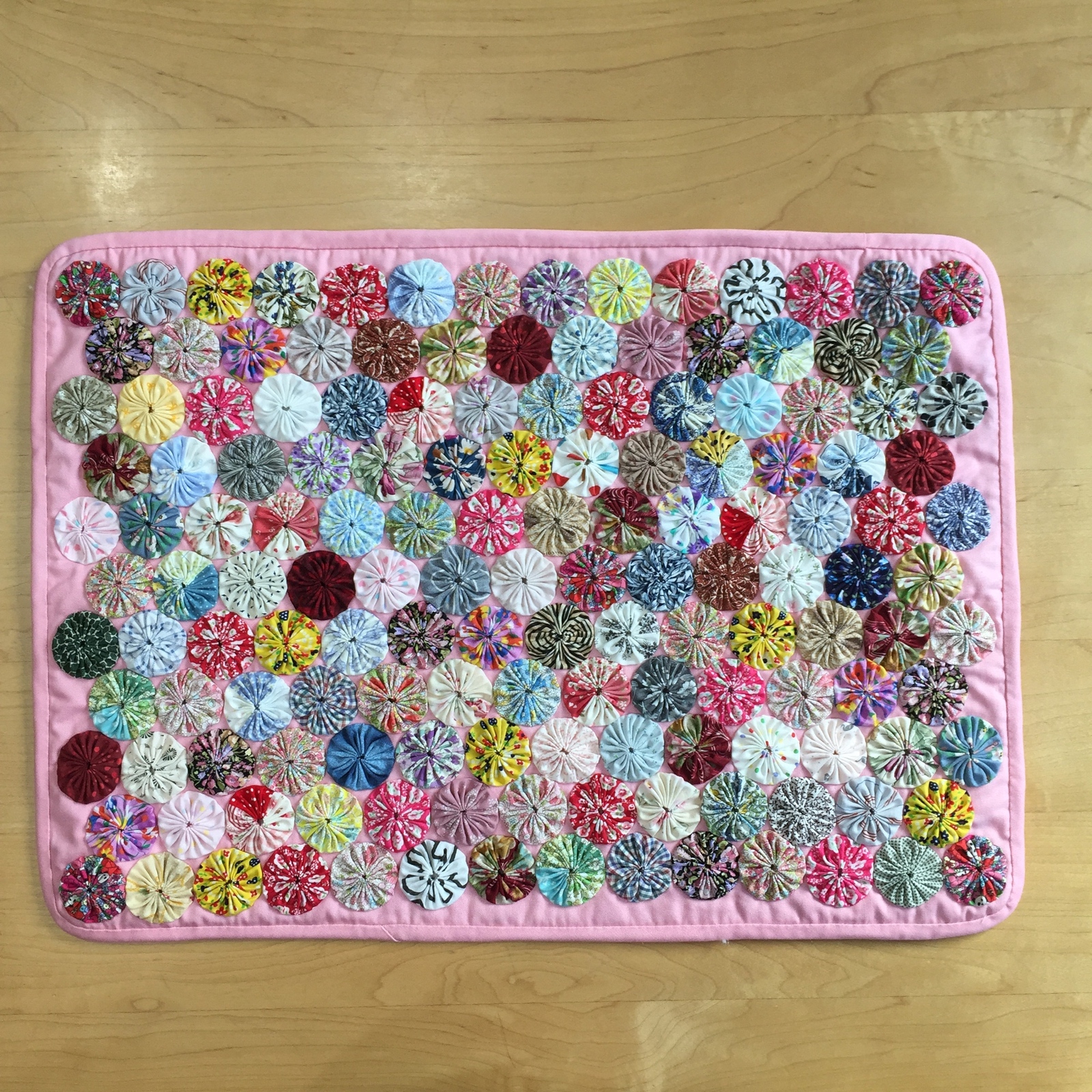 504 ヨーヨーキルト タペストリー - Piggy's Quilt | minne byGMO