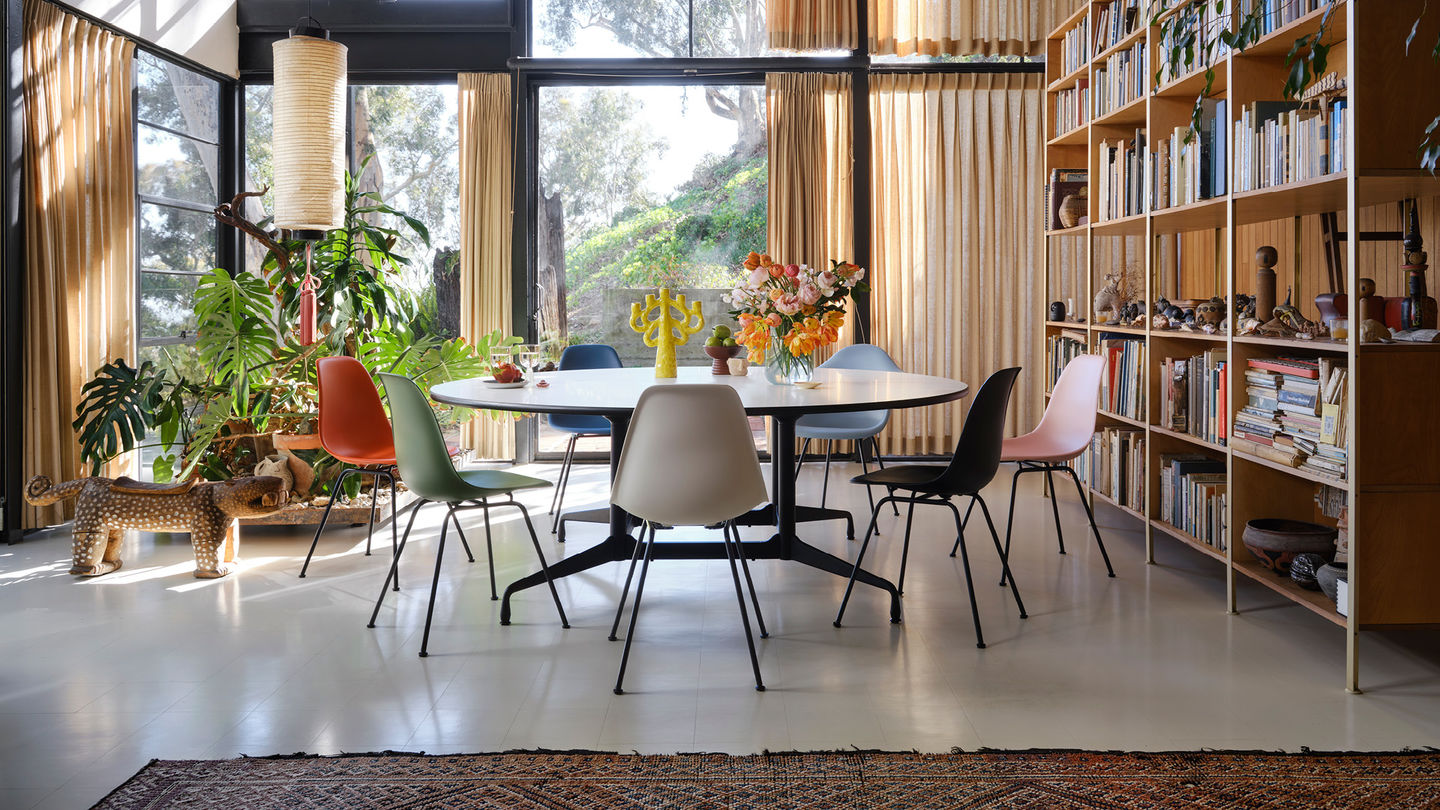 イームズ プラスチック チェア」 - さらなる持続可能な未来へ