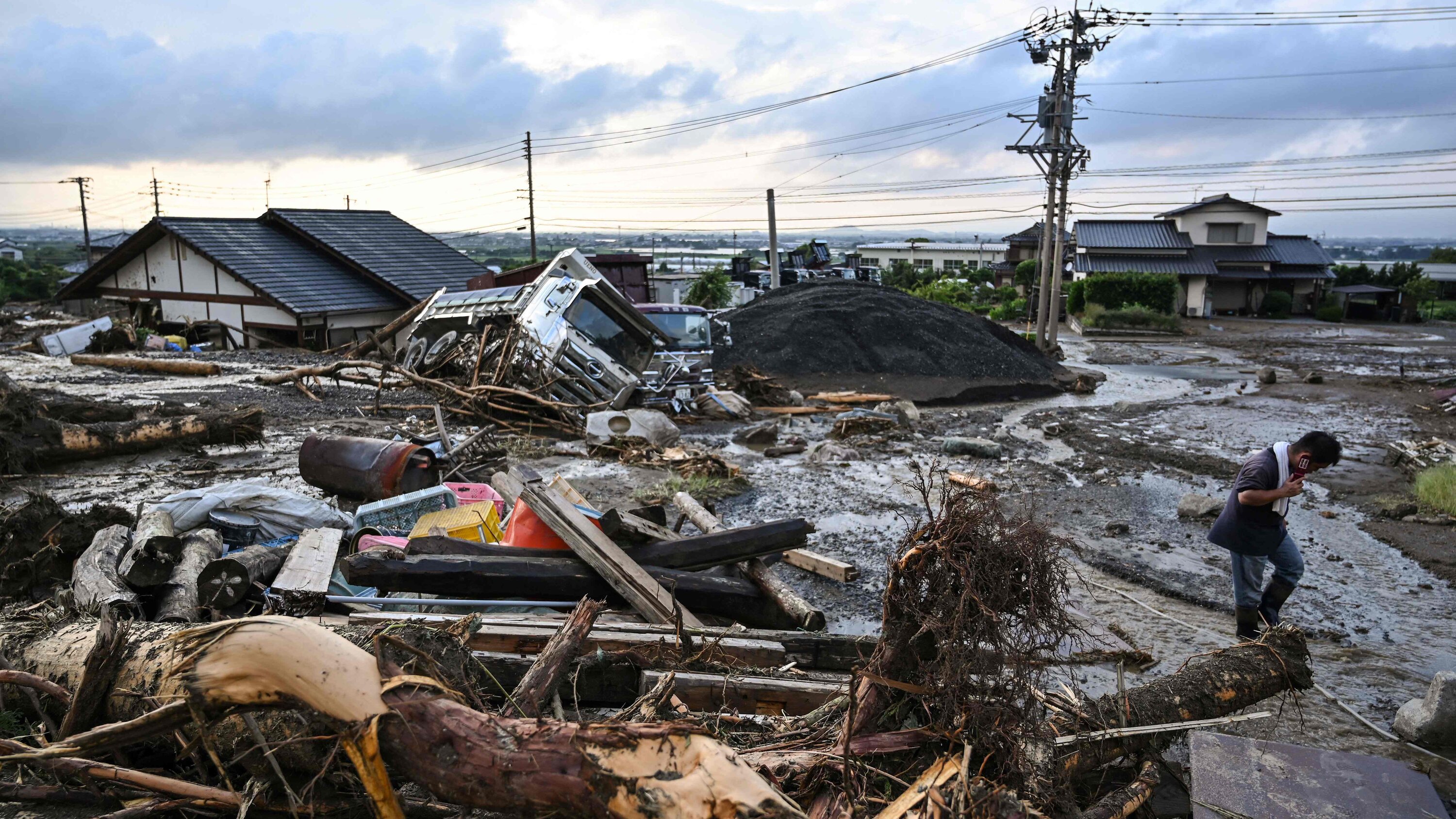 11japan-floods-kzft-