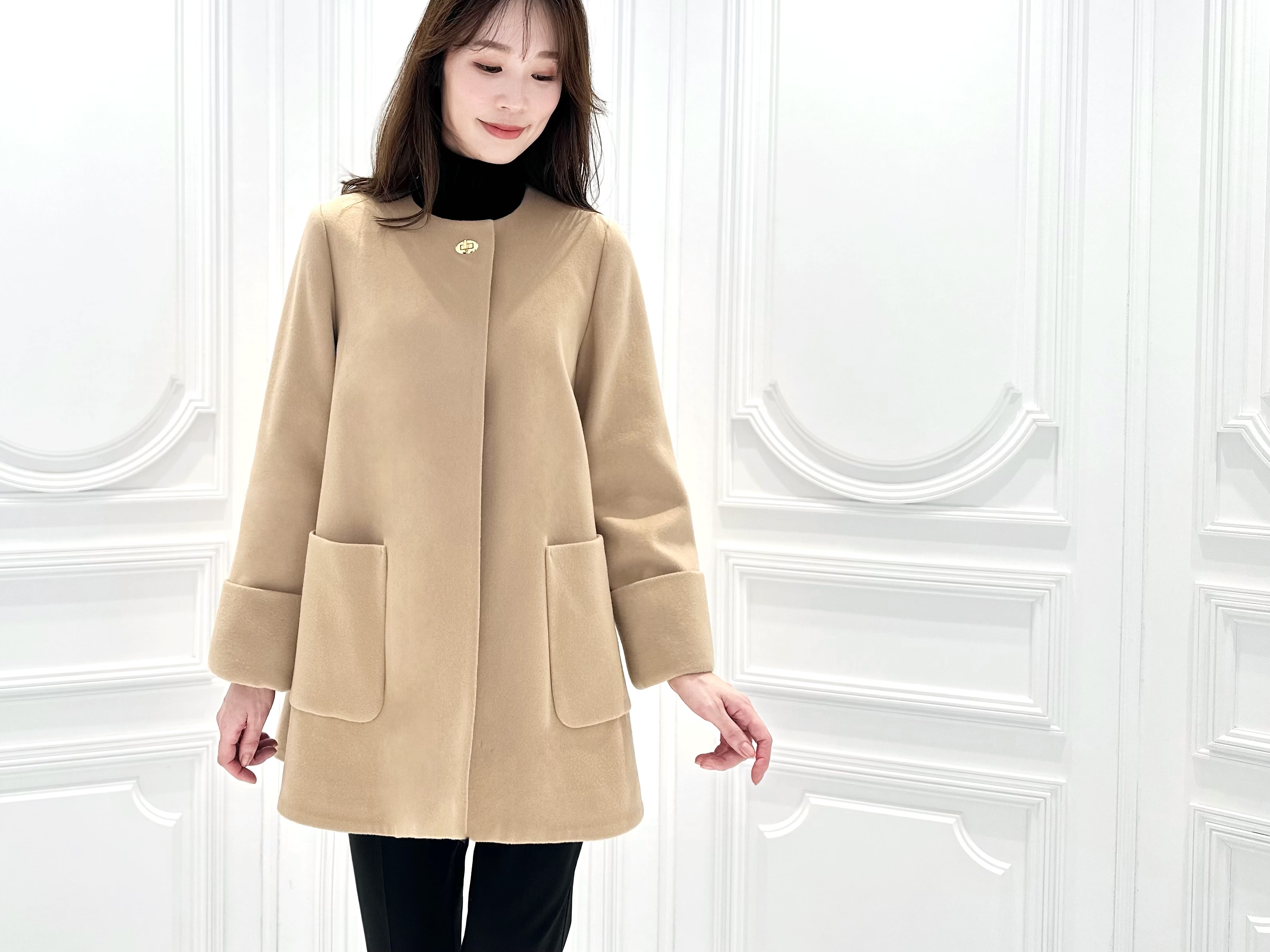 リュクスな雰囲気纏う！カシミヤ混コートは軽い着心地のミドル丈が