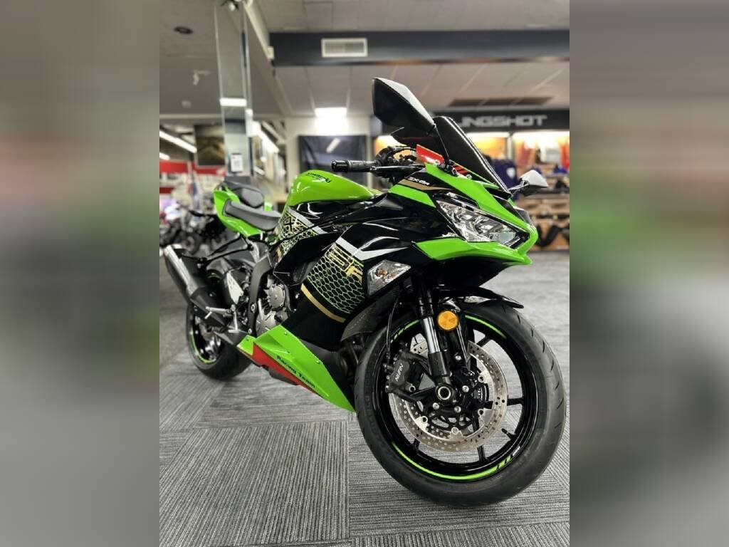 2022 Kawasaki Ninja® ZX -6R Metallic Matte Twilight Blue/Metallic