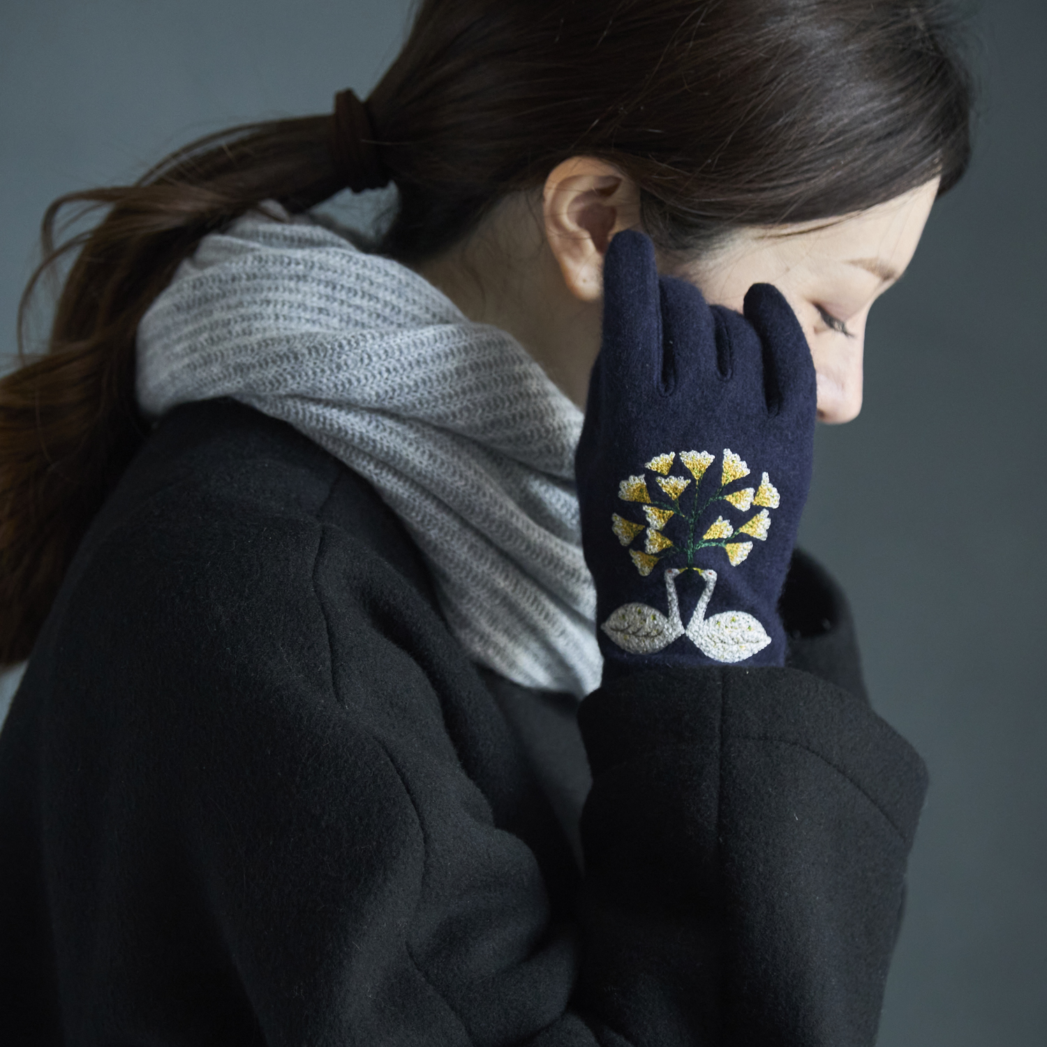 手袋 swan -安原ちひろさんの絵を刺繍したカシミヤ100%手袋 - スタイル