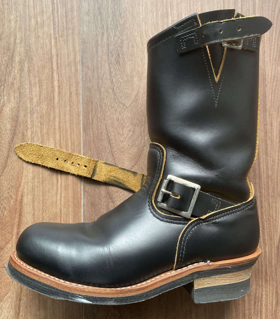 エンジニアブーツの甲を伸ばせる！ブーツストレッチャーの使い方を解説