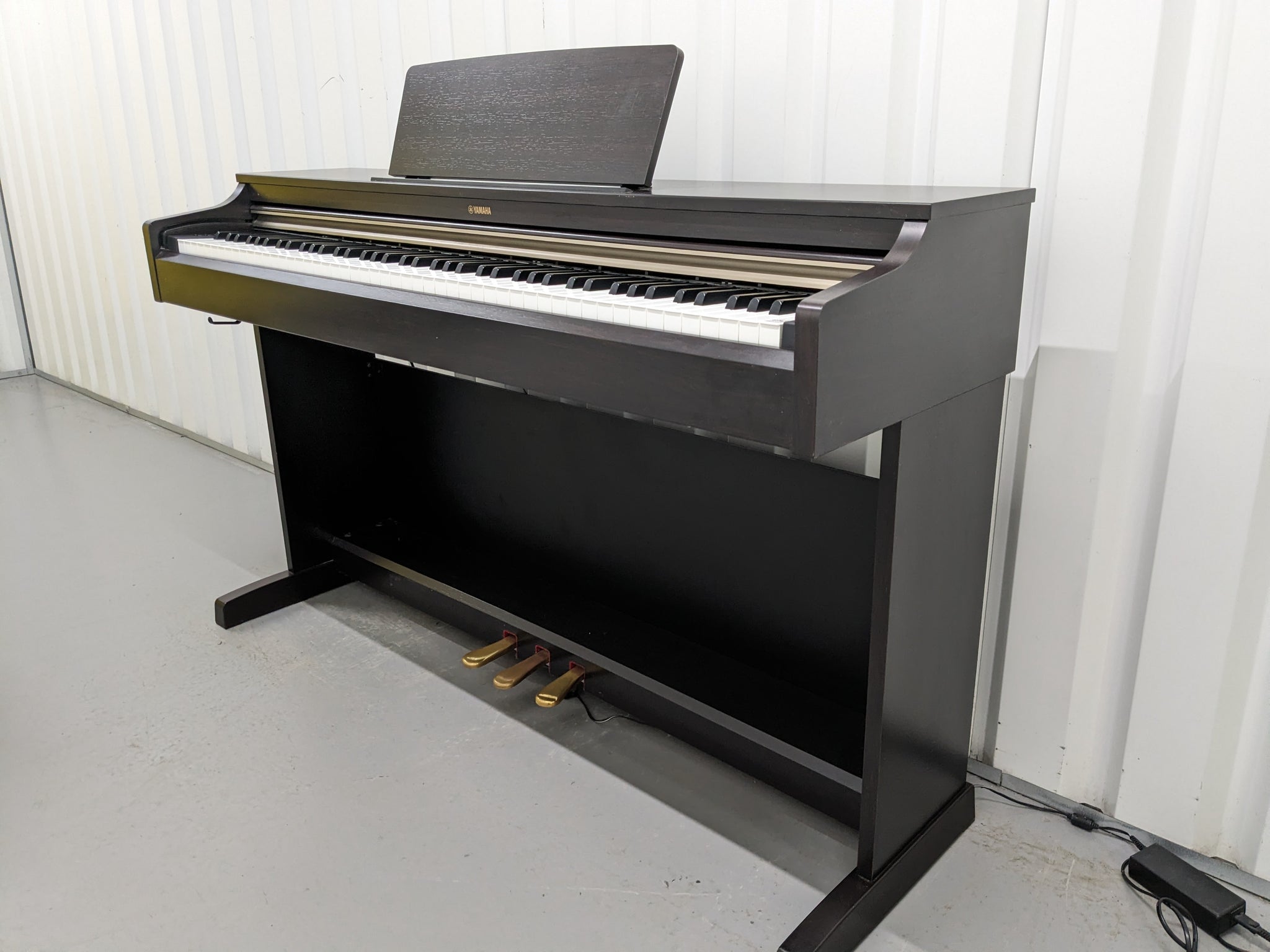 Yamaha Arius YDP-162 Digital Piano in rosewood, clavinova keyboard