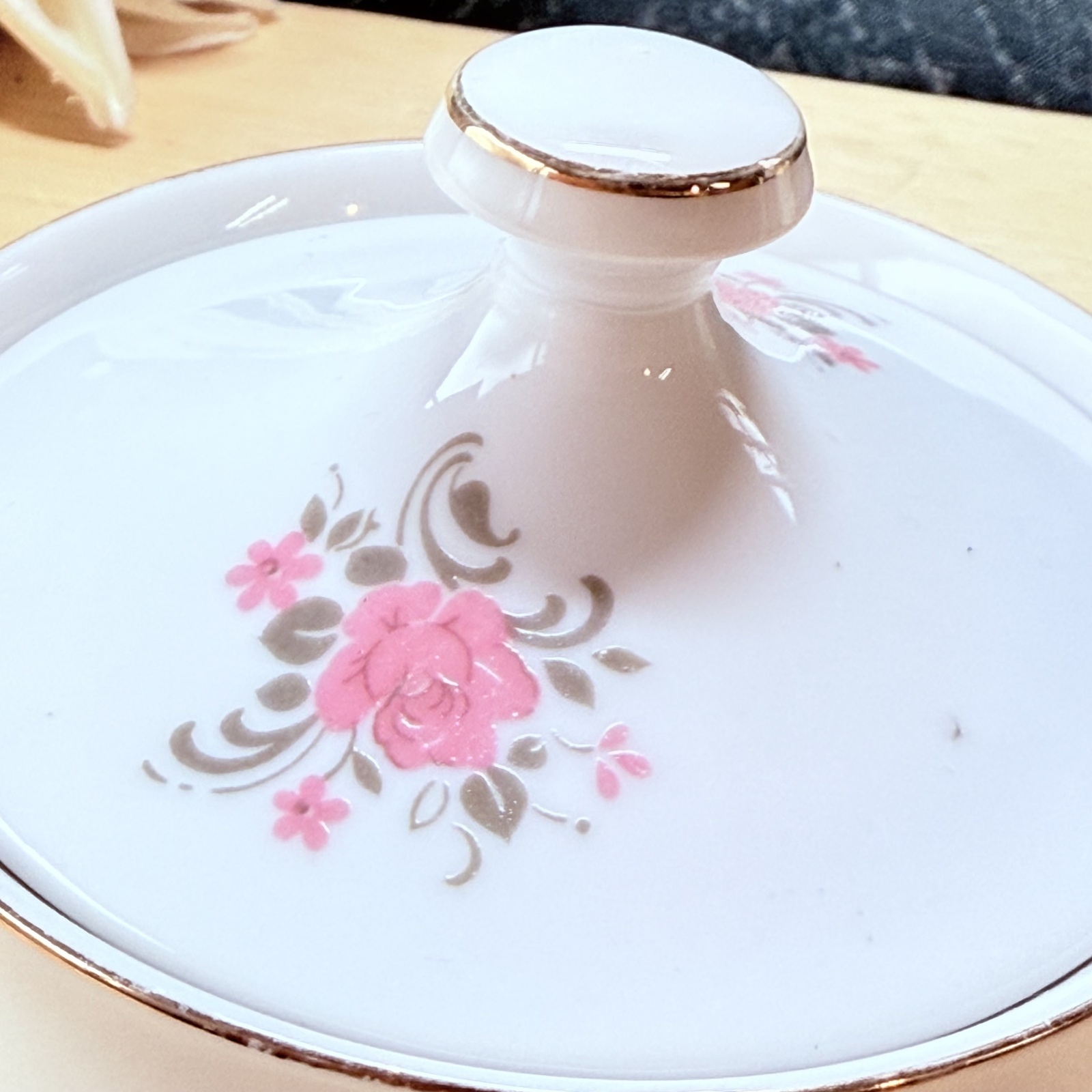 Sango 三郷陶器 可愛い花柄の角砂糖入れ シュガーポット 磁器製