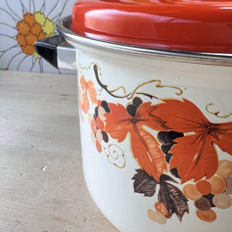 マルビシ ホーロー両手鍋 カラーホーローウェア オレンジ蓋 葡萄柄