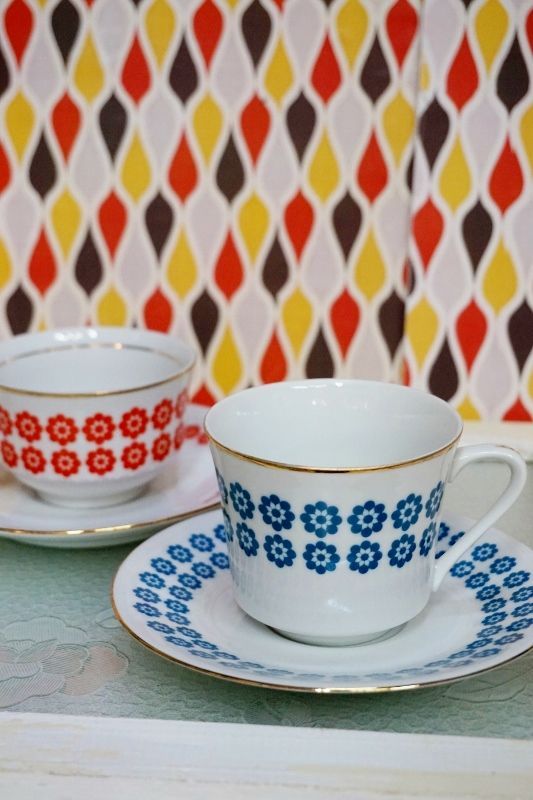 オレンジとブルーのレトロポップ花柄カップ＆ソーサー 70年代 金ライン