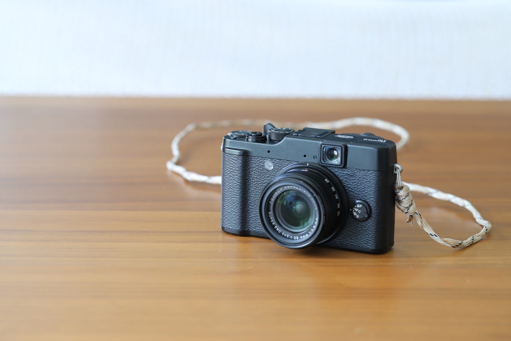 FUJIFILM X10 レビュー｜12年前のズームできるおしゃれコンパクト